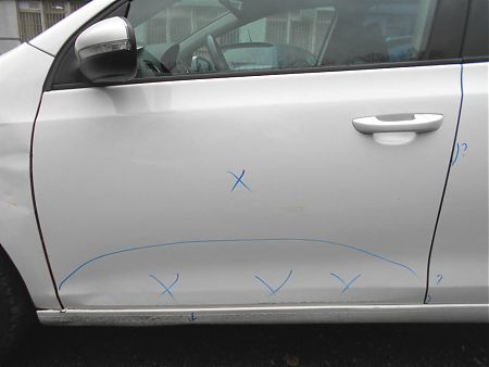 Повреждения на передней левой двери Volkswagen Golf